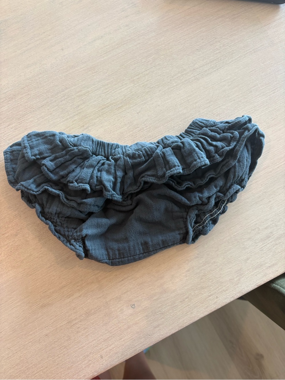 KATE QUINN | Ruffle Bloomers - GUC